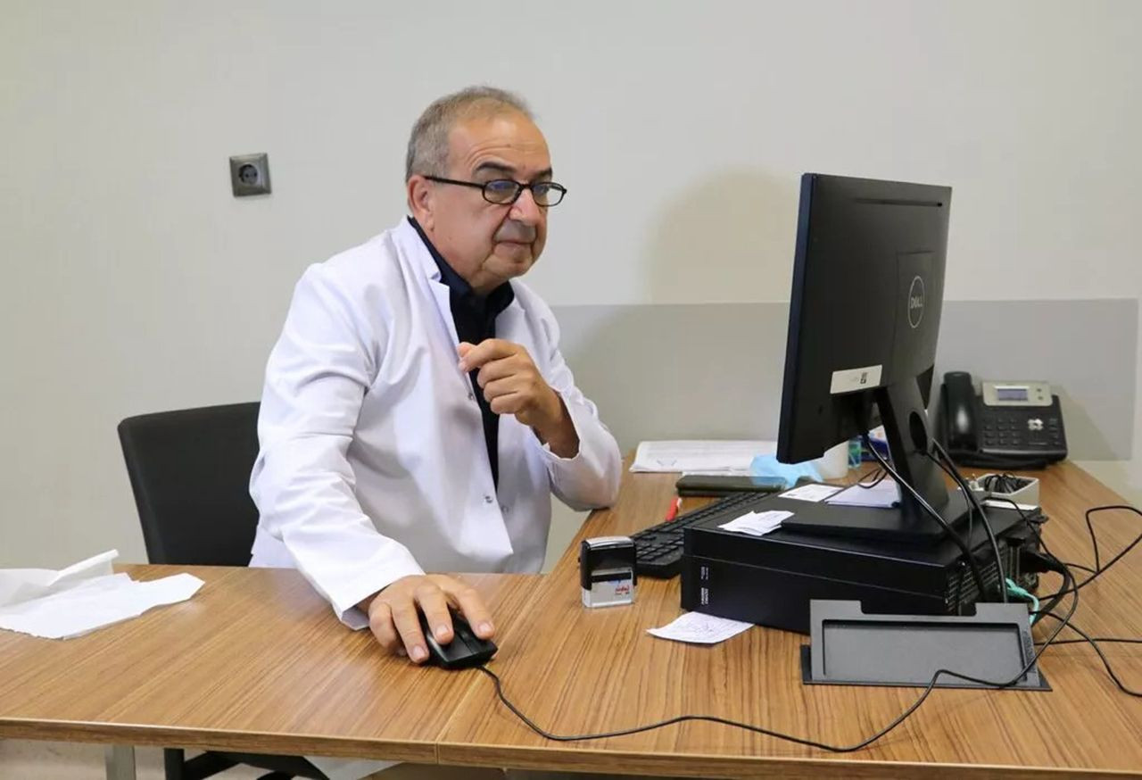 Türkiye'nin en ilginç doktoru... Gündüz şehir hastanesinde, akşam ise... - Resim: 1