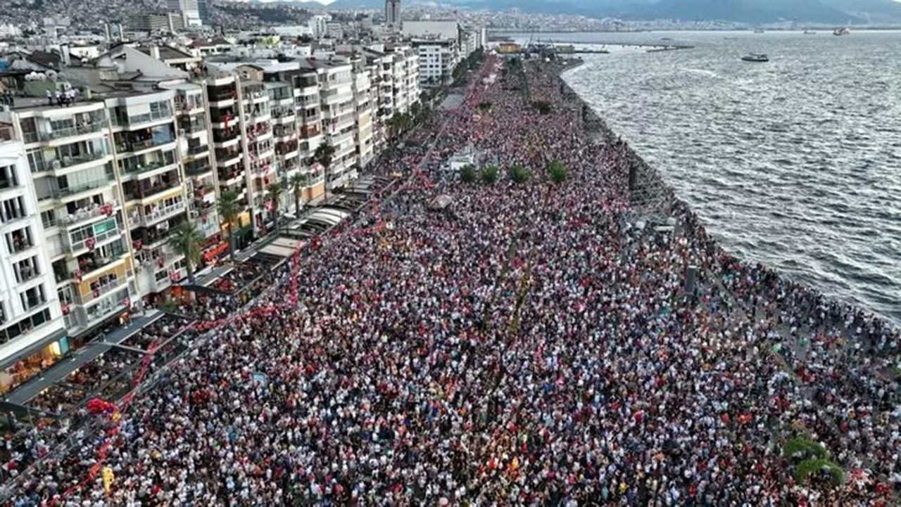 İzmir'de 100.yıl kutlamaları... Helikopterler zeybek oynadı - Resim: 2
