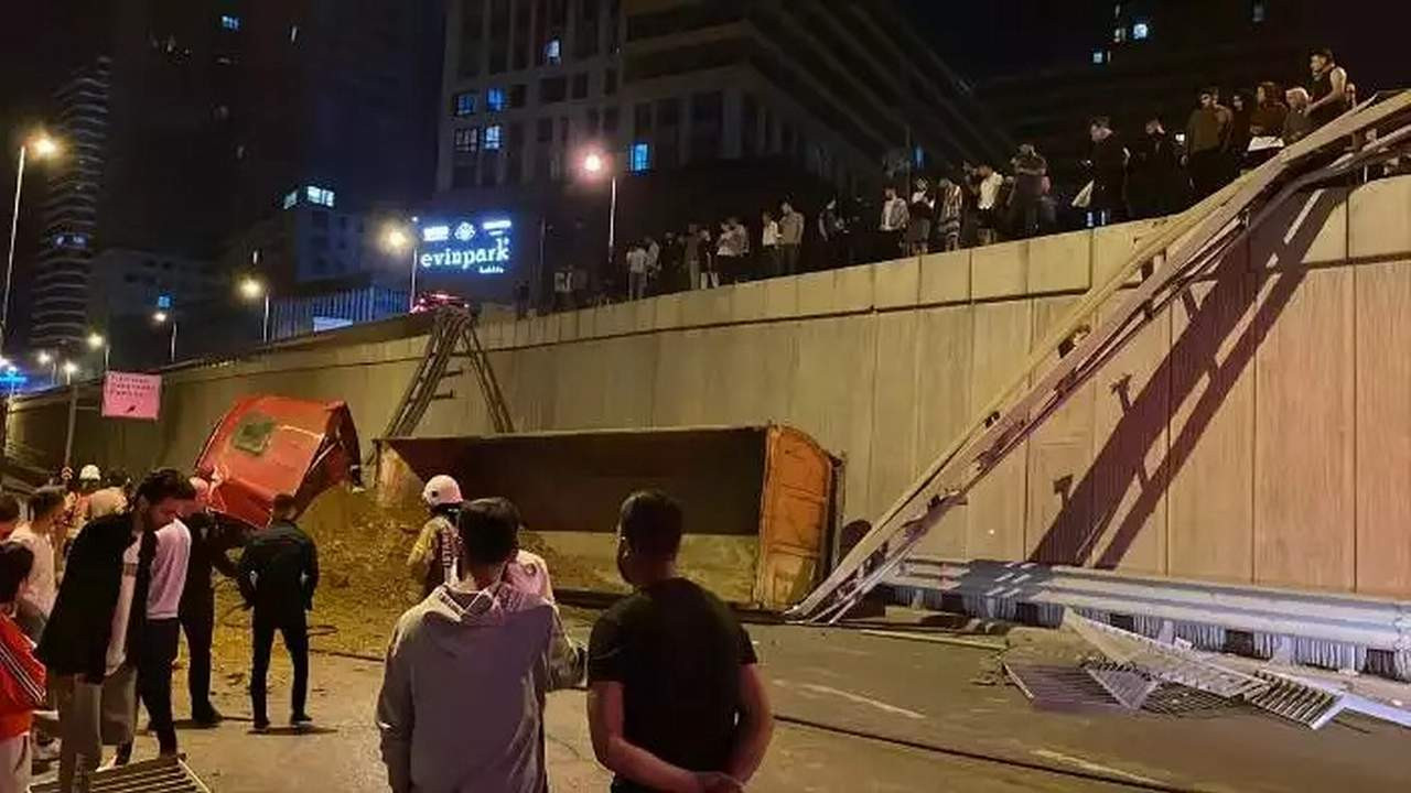 İstanbul'da kamyon çevre yoluna düştü