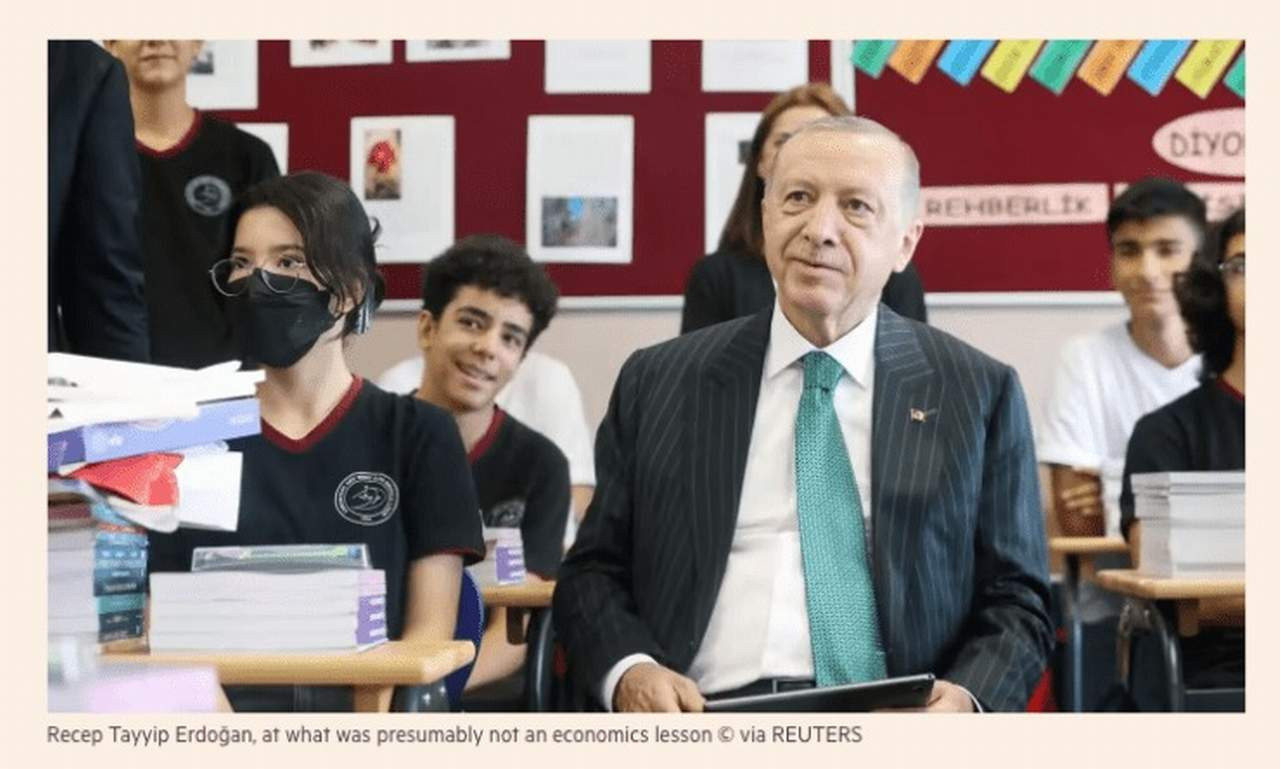 FT, yazının kapağına, Erdoğan’ın sınıfta çekildiği bir fotoğrafı koydu. FT, fotoğrafın altına ‘muhtemelen ekonomi dersinde değil’ yazdı.