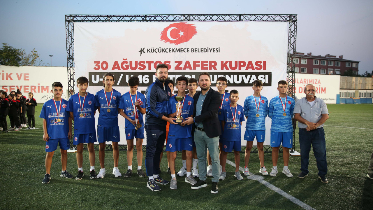 Küçükçekmece'de U-14/U-16 Futbol Turnuvası şampiyonları belli oldu