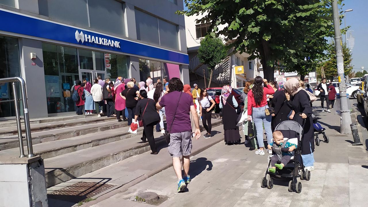 Belgelerini toplayan soluğu bankada aldı! - Resim: 1