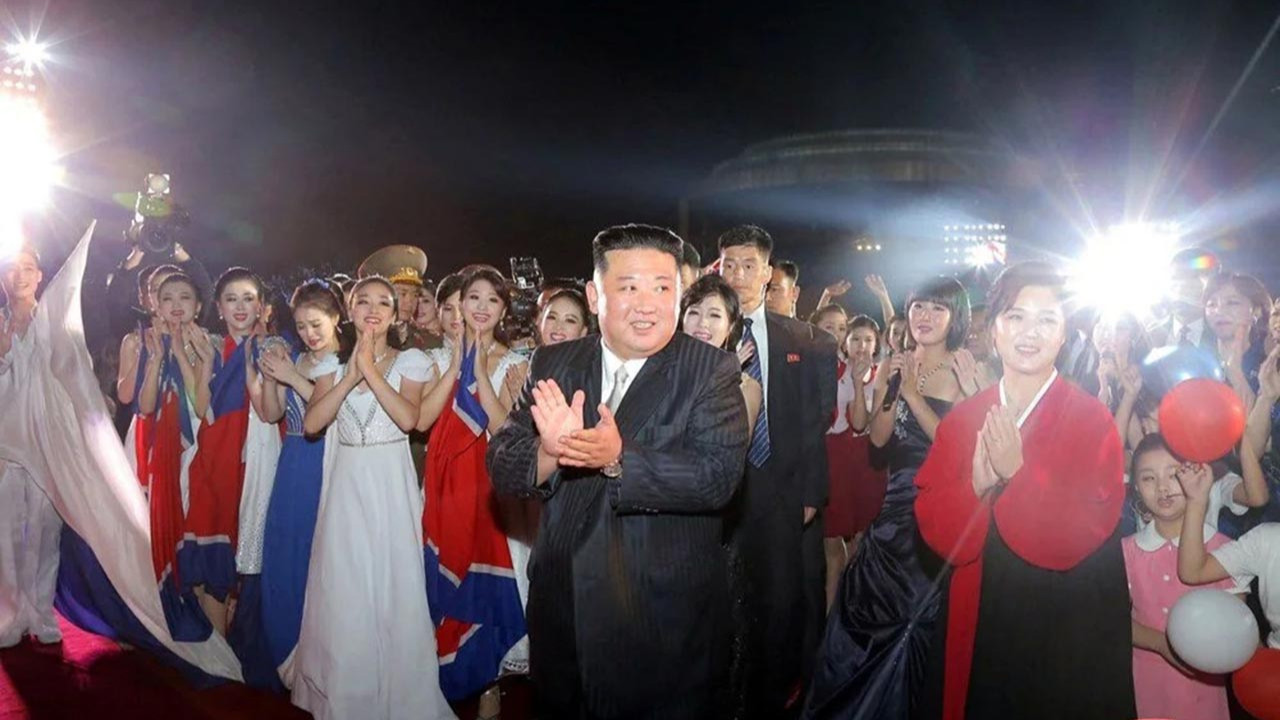 Kuzey Kore lideri yanından ayırmıyor! Kim bu takım elbiseli kadın?