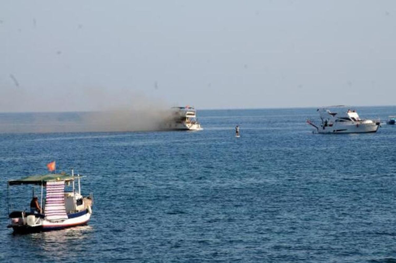 Antalya'da denizde can pazarı! Lüks yat alevler içinde kaldı - Resim: 2
