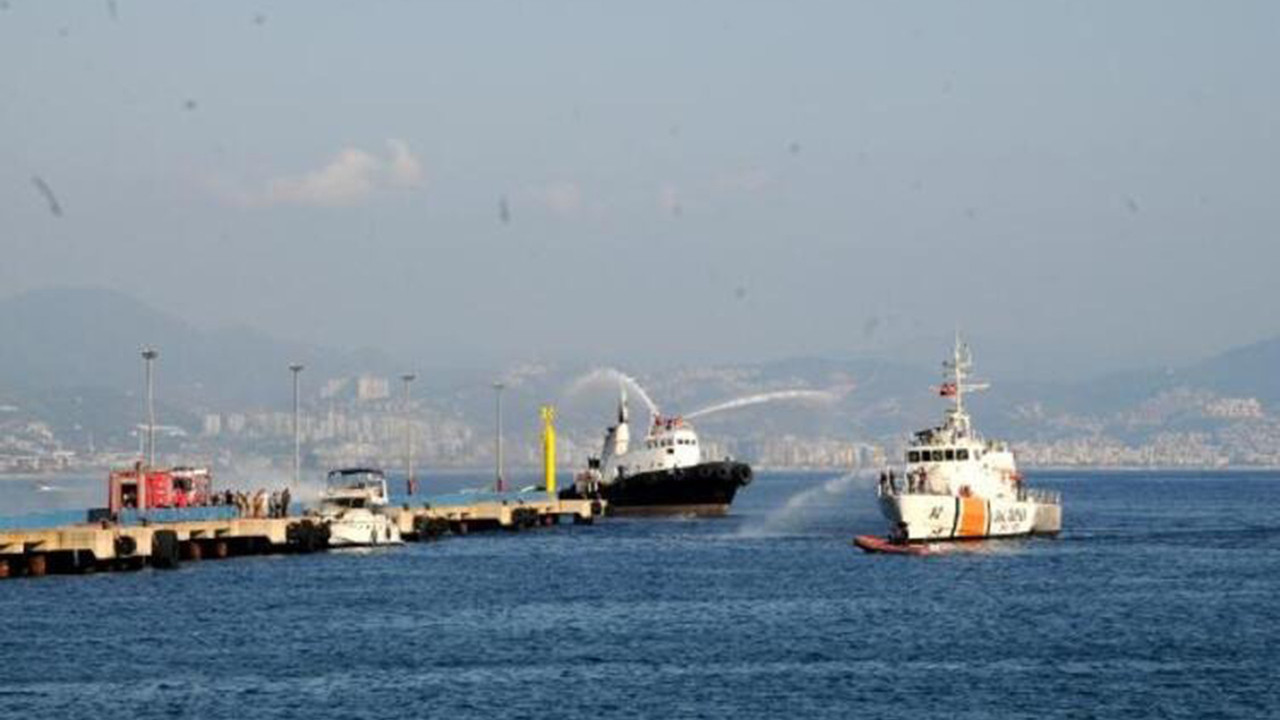 Antalya'da denizde can pazarı! Lüks yat alevler içinde kaldı