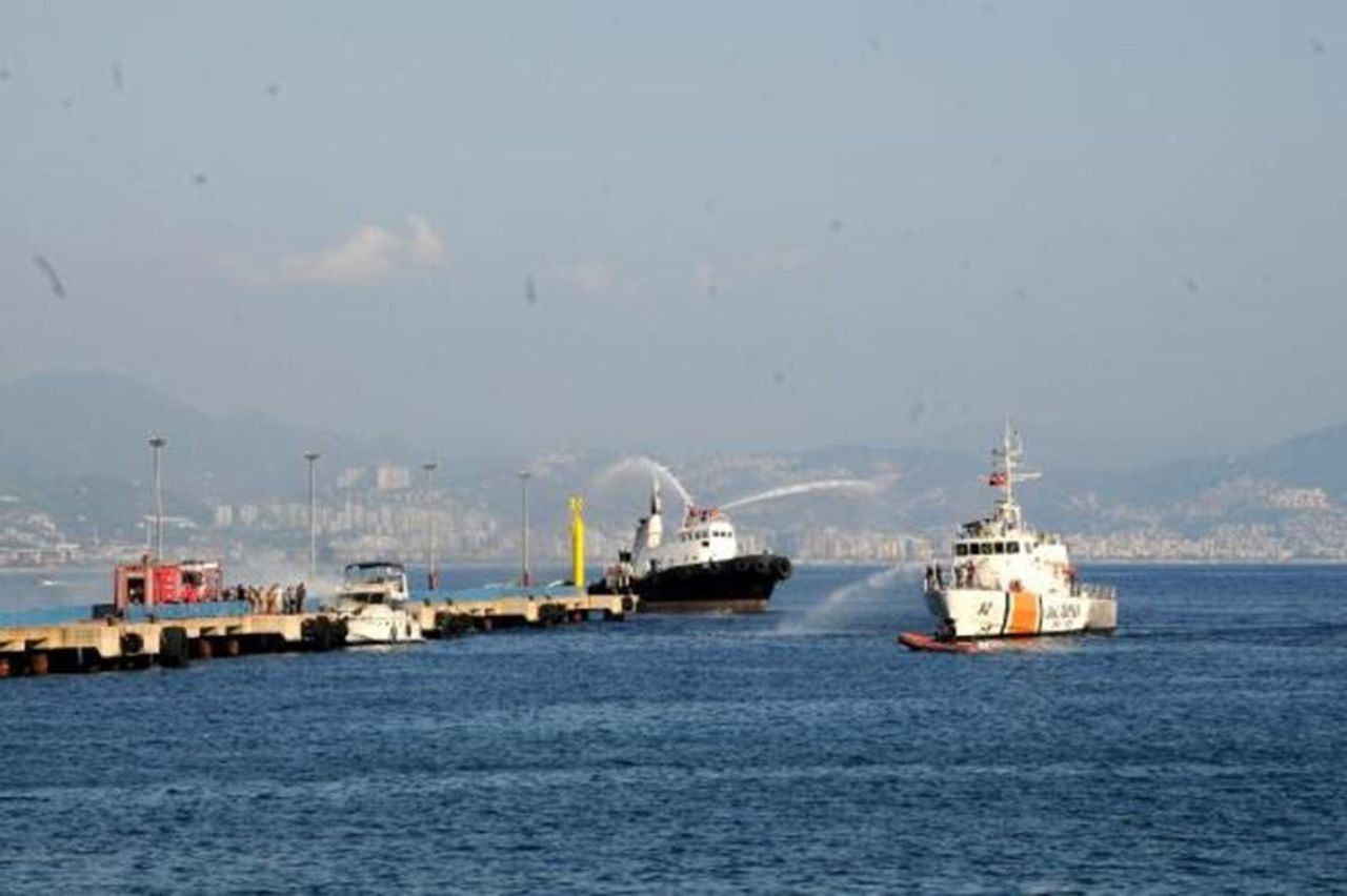 Antalya'da denizde can pazarı! Lüks yat alevler içinde kaldı - Resim: 3
