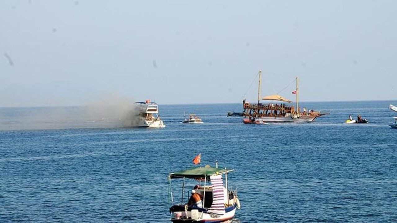 Antalya'da denizde can pazarı! Lüks yat alevler içinde kaldı - Resim: 4