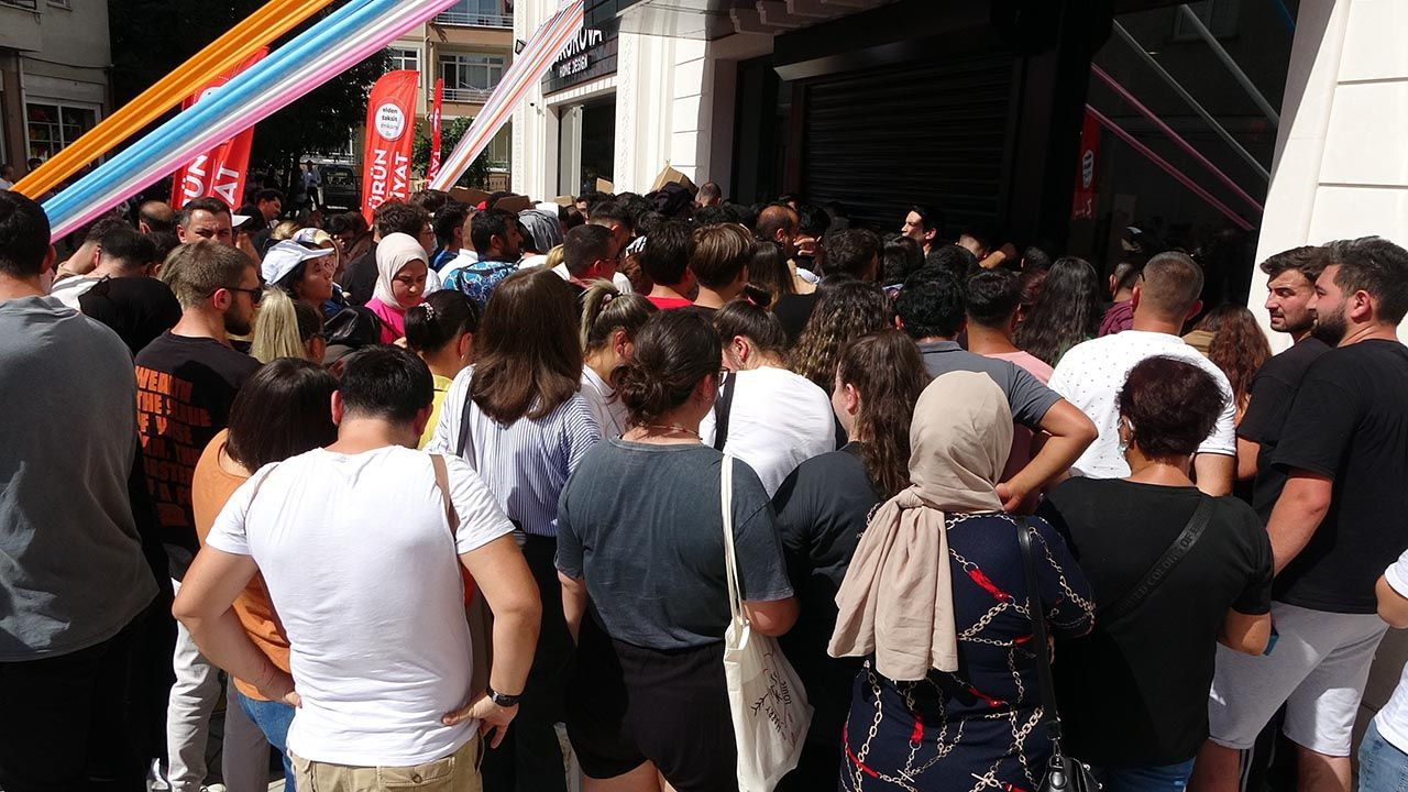 Mağazada indirim izdihamı! Silah zoruyla telefonu elinden aldılar - Resim: 4