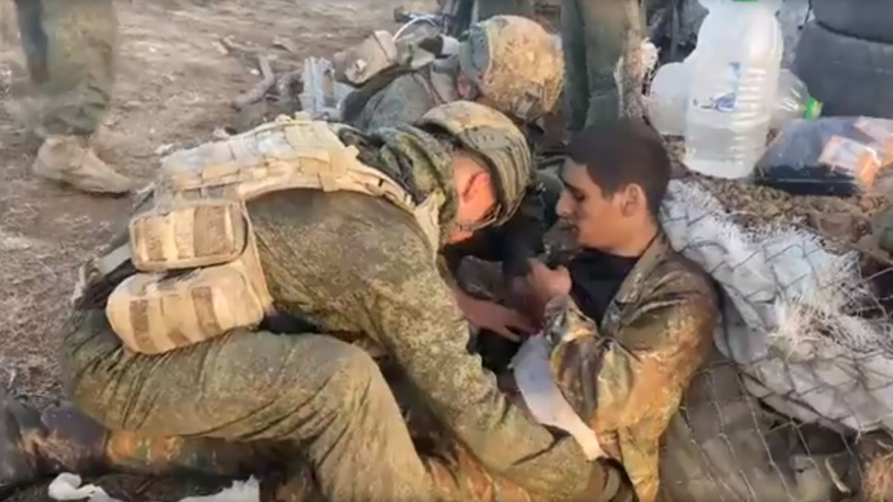 Azerbaycan askerleri Ermeni askerin yarasını böyle sardı
