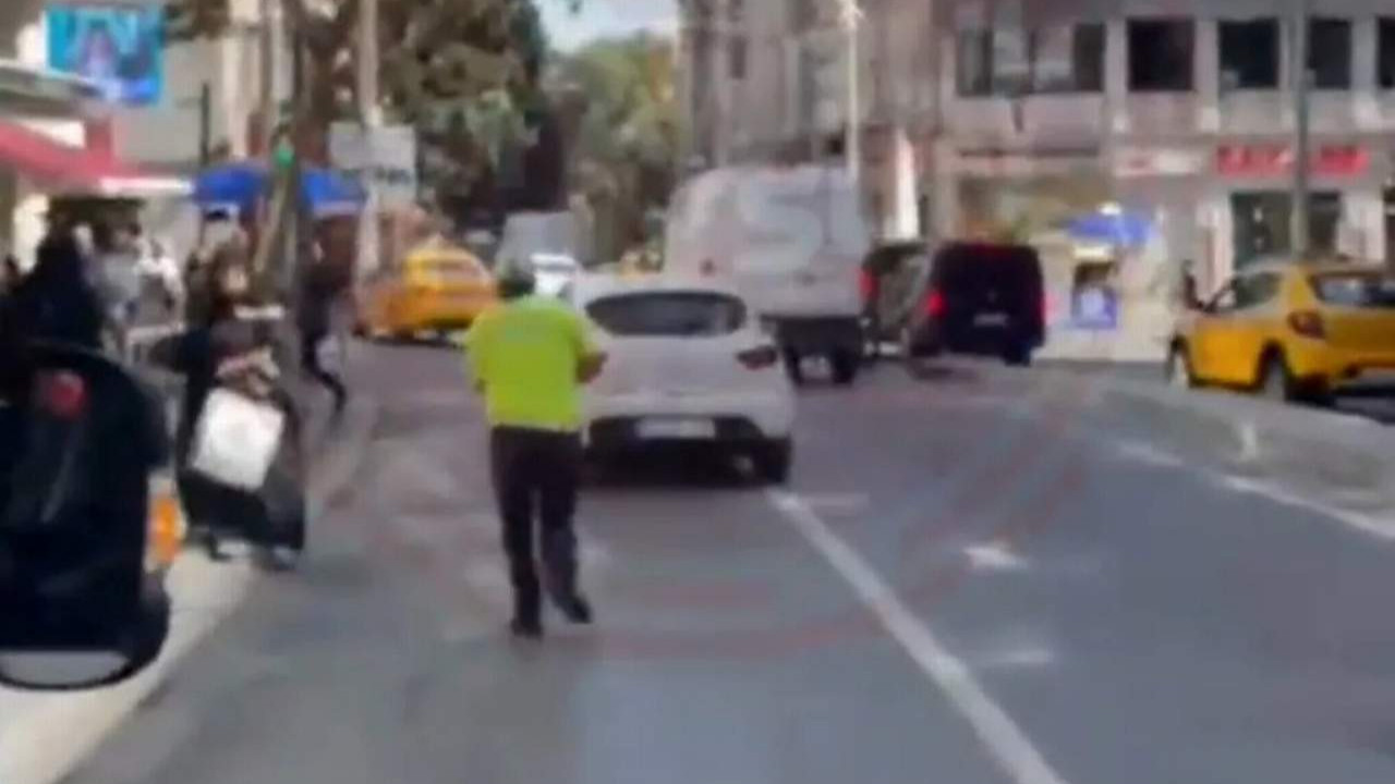 Trafiği birbirine katıp arabalara çarparak kaçtı, polis peşinden böyle koştu