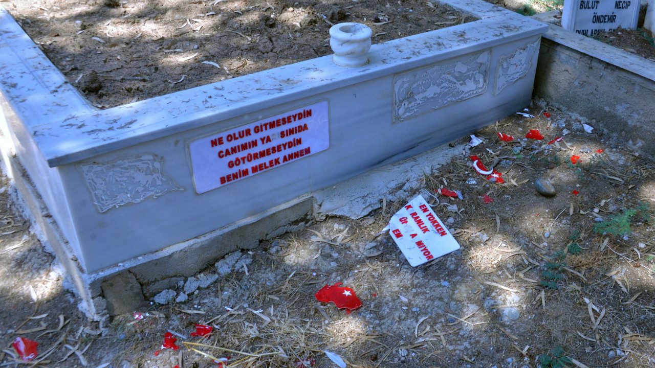 Adana'da mezarlığa alçak saldırı