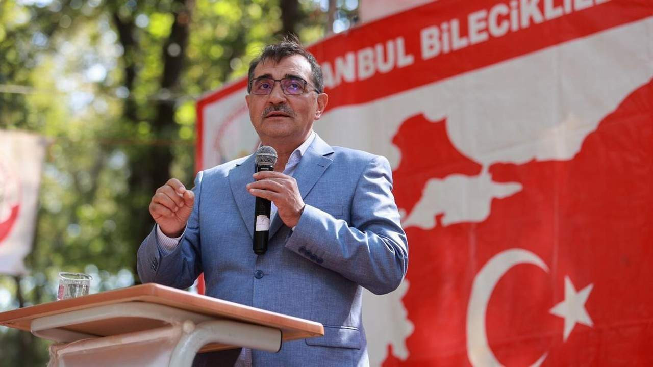 Soru önergesine cevap veren bürokrat koltuğundan oldu