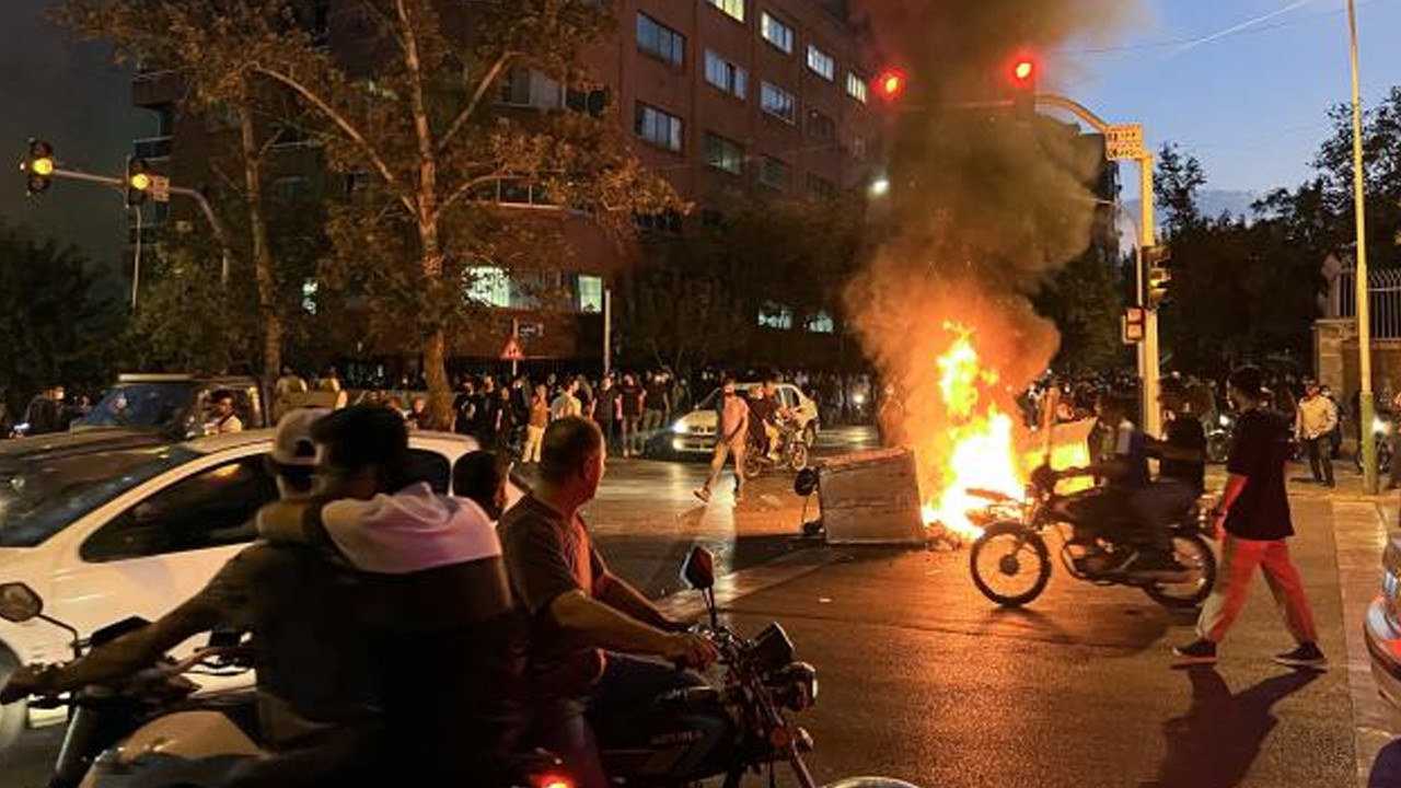 İran'ı ayağa kaldıran olay! Sokaklar yangın yerine döndü