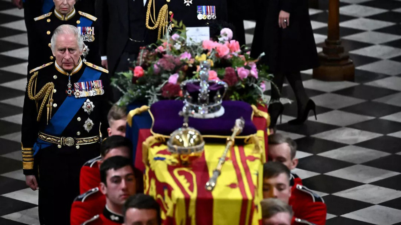Kraliçe II. Elizabeth'in cenazesinde dikat çeken Osmanlı detayı