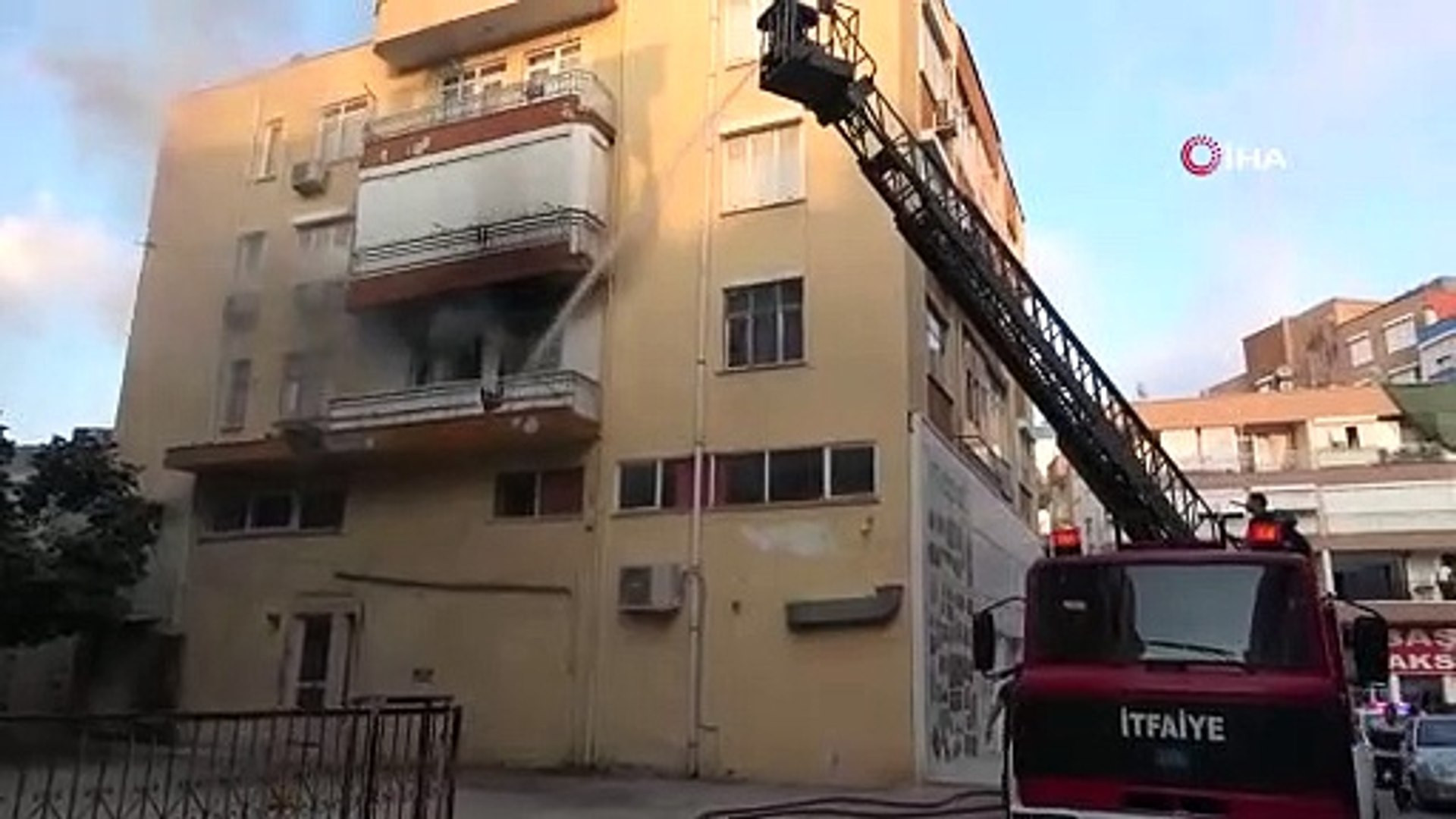 Antalya’da sınır krizi geçiren kadın, evin balkonu yaktı. Balkon yandığı esnada evin camlarını parçalayıp, aşağıya evdeki eşyaları fırlatan kadın, polis ekiplerince sakinleştirildi.