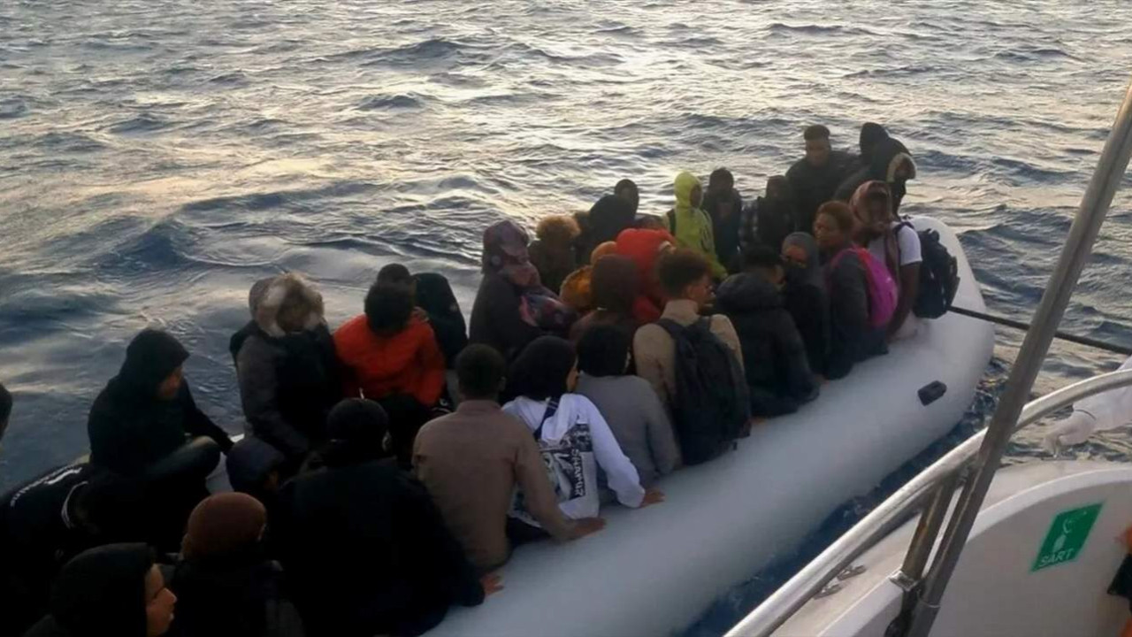 Ayvalık açıklarında 51 göçmen kurtarıldı
