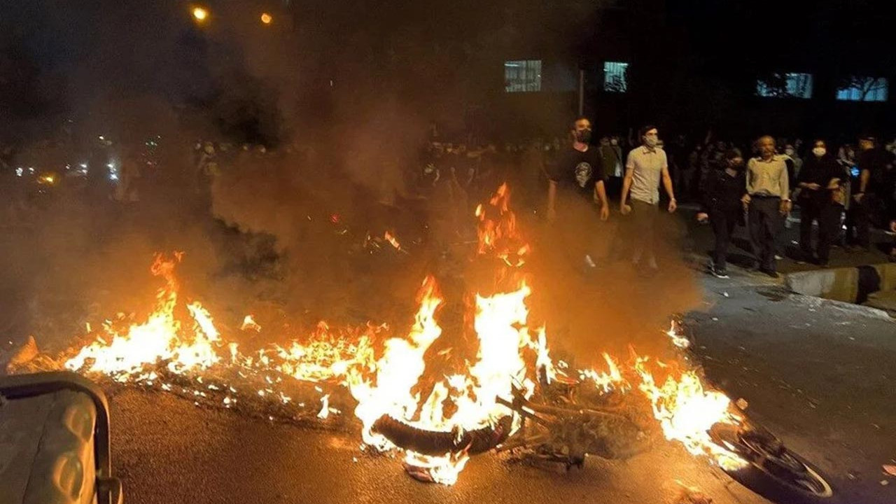 İran'da tansiyon yükseliyor! Güvenlik güçleri protestoculara ateş açtı: 5 ölü