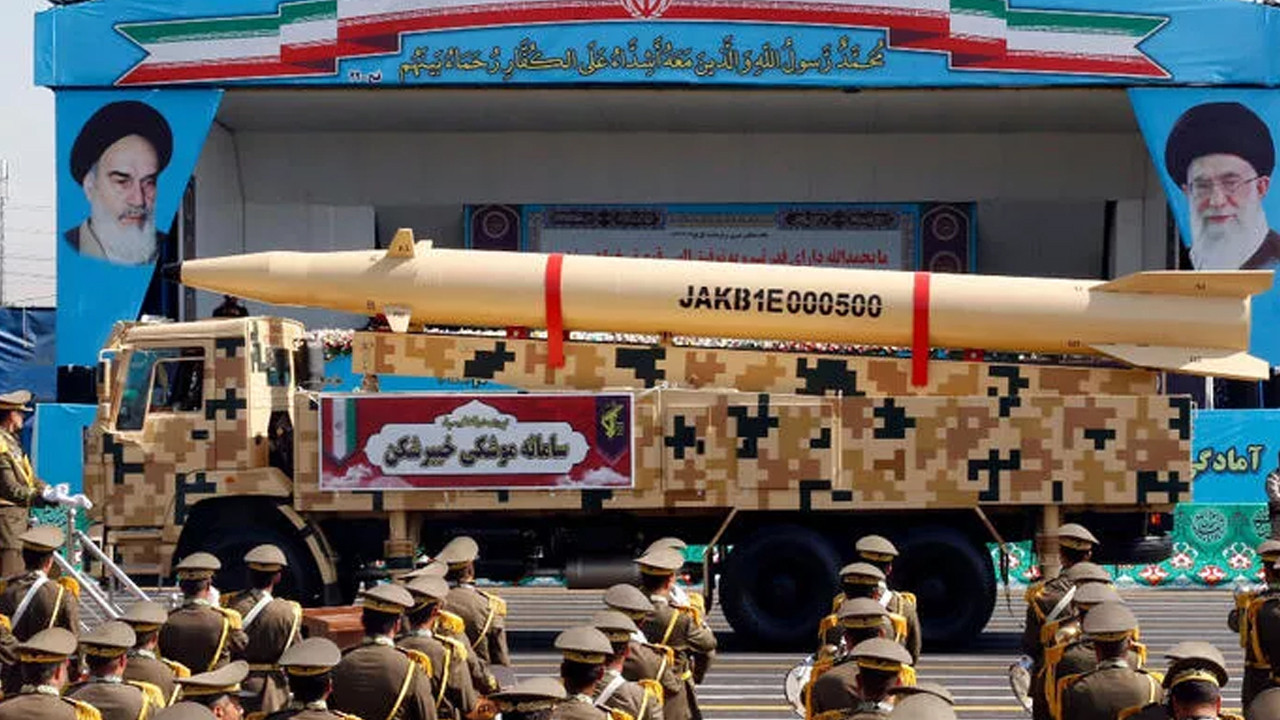 İran'ın yeni balistik füzesi ortaya çıktı