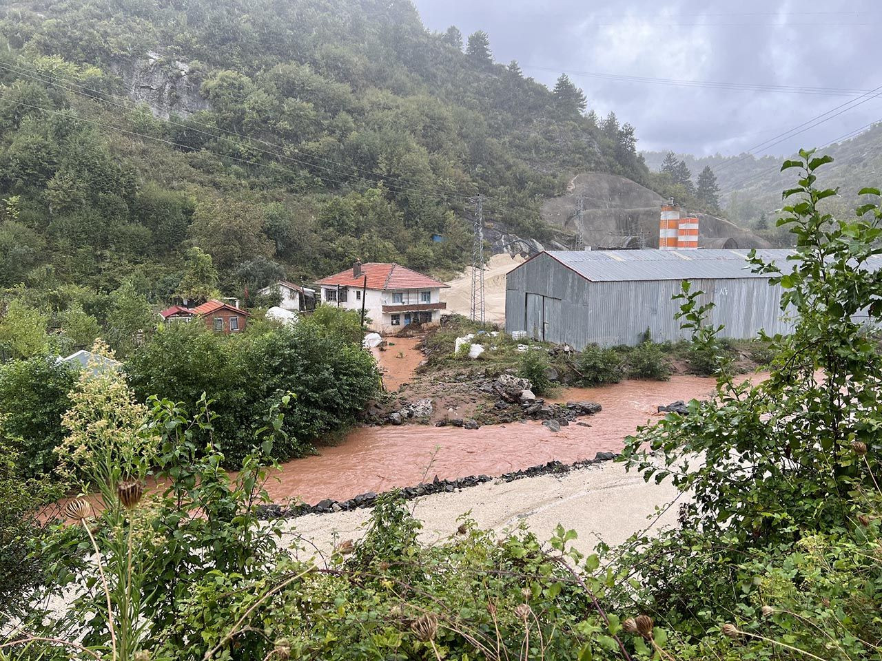 Bartın'da kuvvetli sağanak; dereler taştı, denizin rengi değişti - Resim: 2