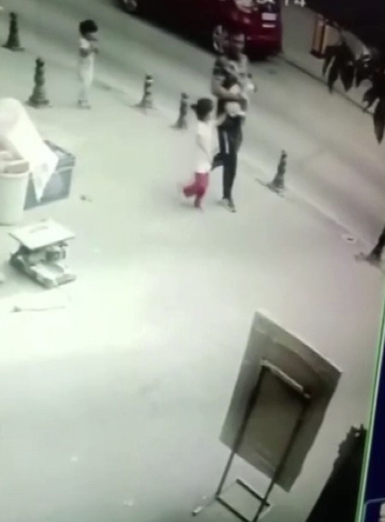 İstanbul'da akıl almaz hırsızlık kamerada! Önce sevdiler, sonra çaldılar - Resim: 4