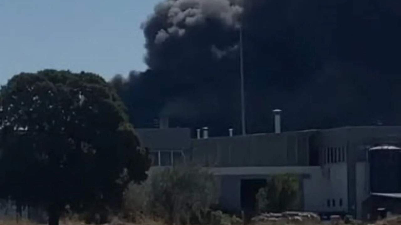 İzmir'de korkutan yangın! Alevler fabrikayı sardı