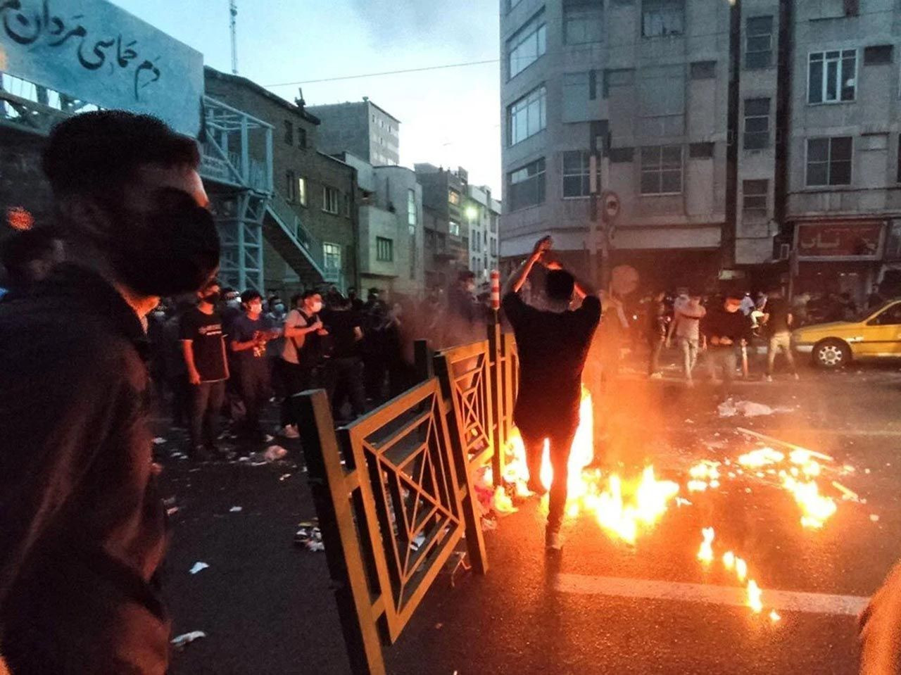 İran'da protestolar dalga dalga yayılıyor: Can kaybı 17'ye yükseldi - Resim: 2