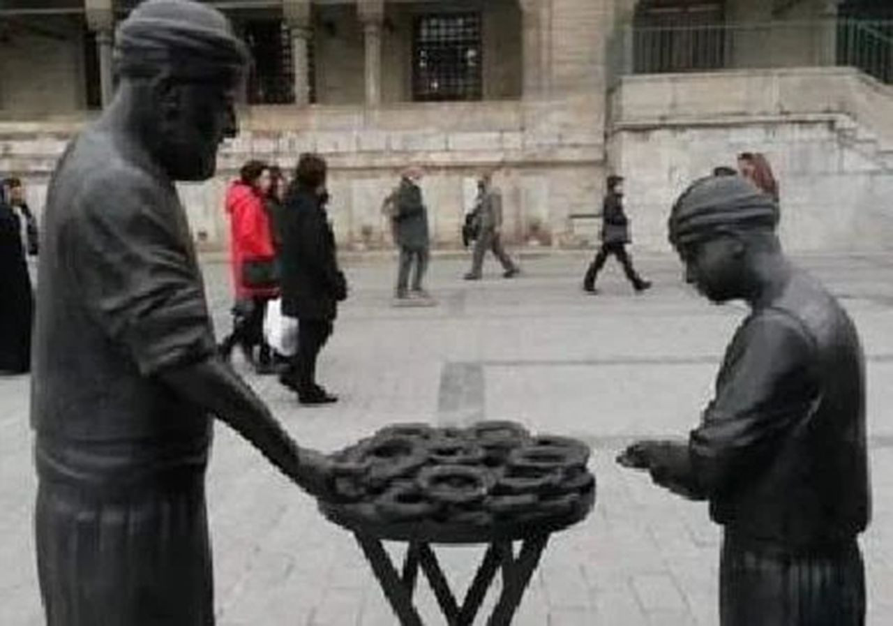 İstanbul'da simitçi heykelinin simitlerini çaldılar - Resim: 1