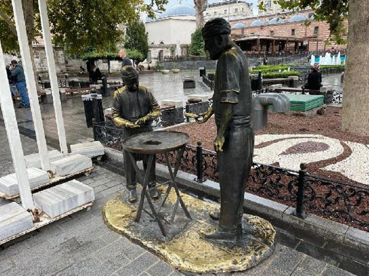 İstanbul'da simitçi heykelinin simitlerini çaldılar - Resim: 2
