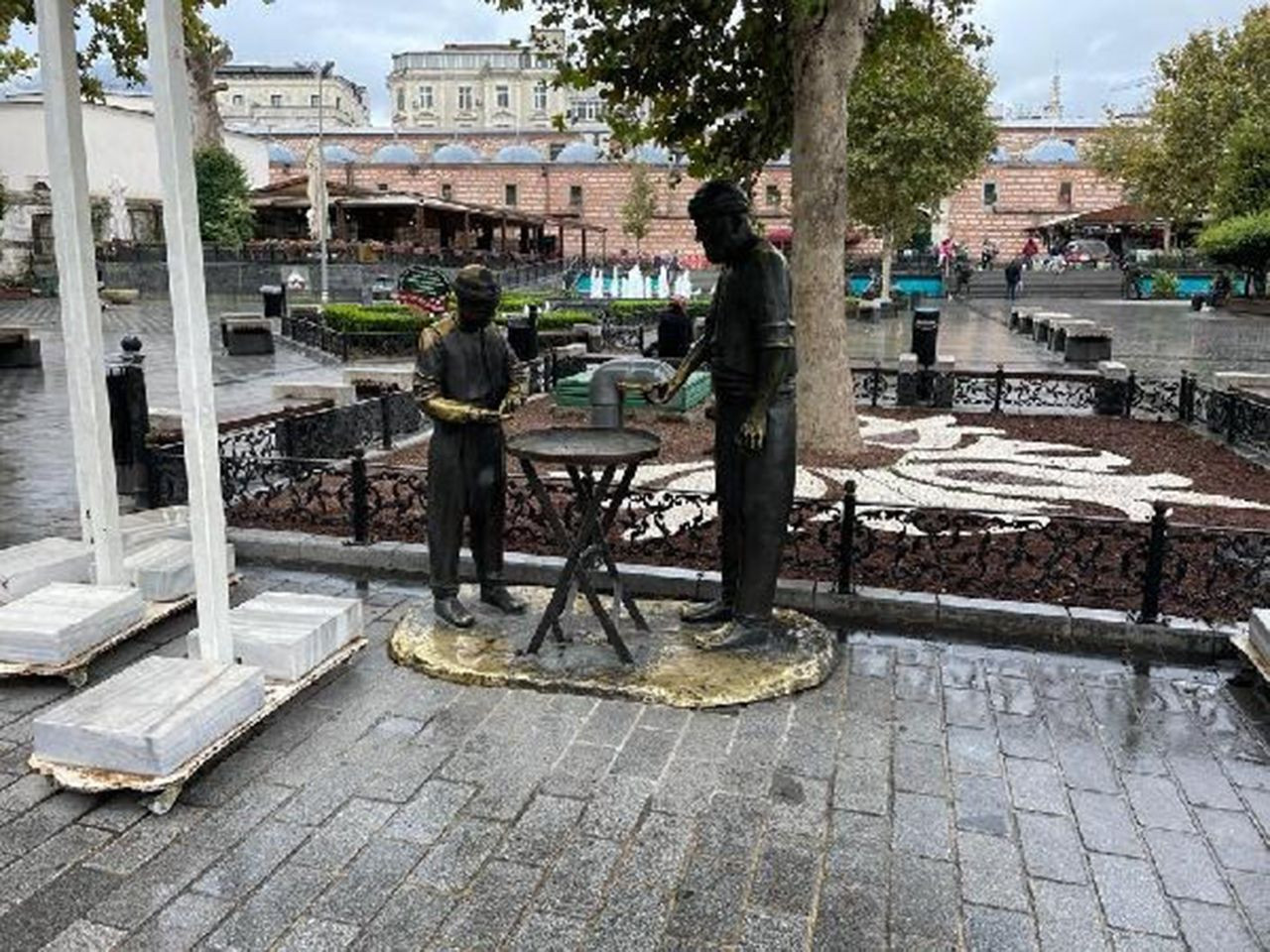 İstanbul'da simitçi heykelinin simitlerini çaldılar - Resim: 3