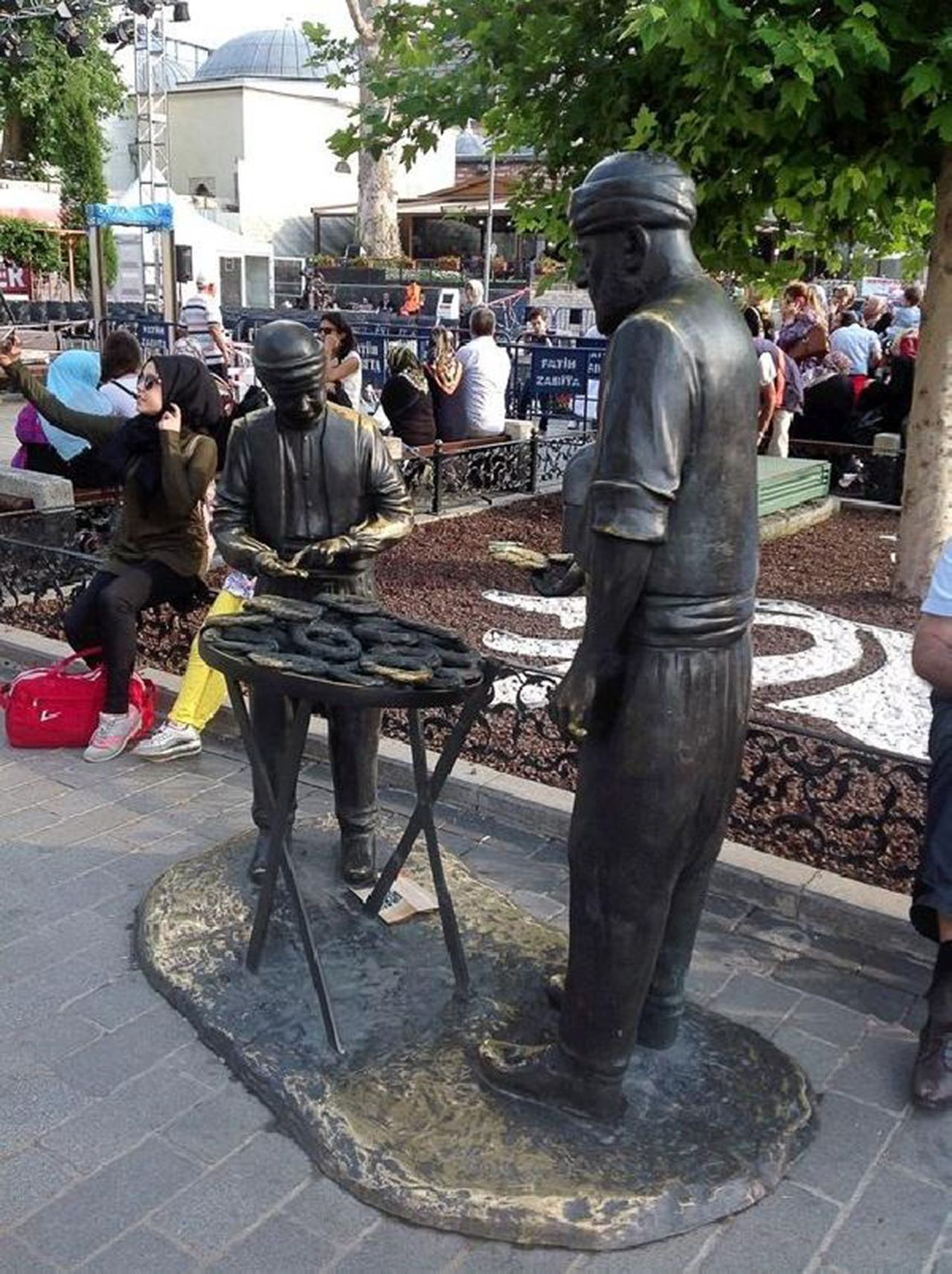 İstanbul'da simitçi heykelinin simitlerini çaldılar - Resim: 4