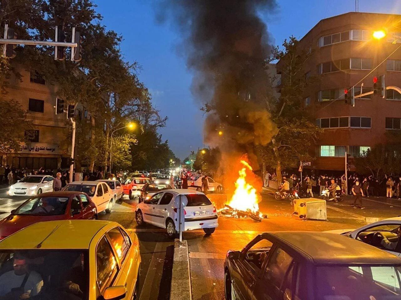 İran'da protestolar dalga dalga yayılıyor: Can kaybı 17'ye yükseldi - Resim: 1