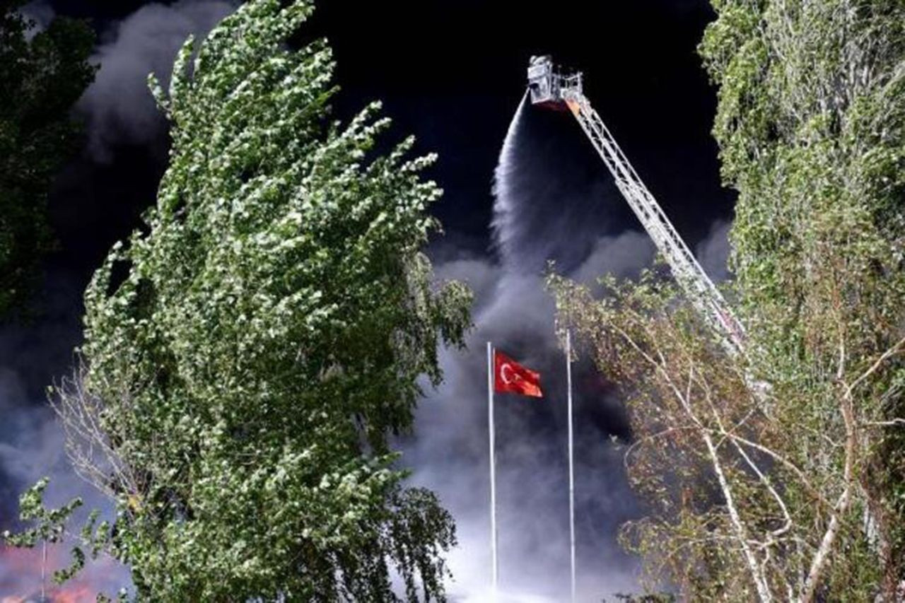 Türk Bayrağı'nı alevlerin içinde görünce canlarını hiçe saydılar - Resim: 1