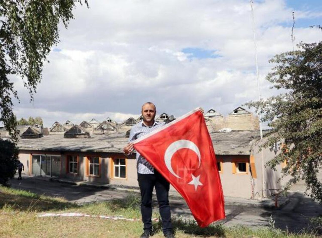 Türk Bayrağı'nı alevlerin içinde  görünce canlarını hiçe saydılar - Resim: 2