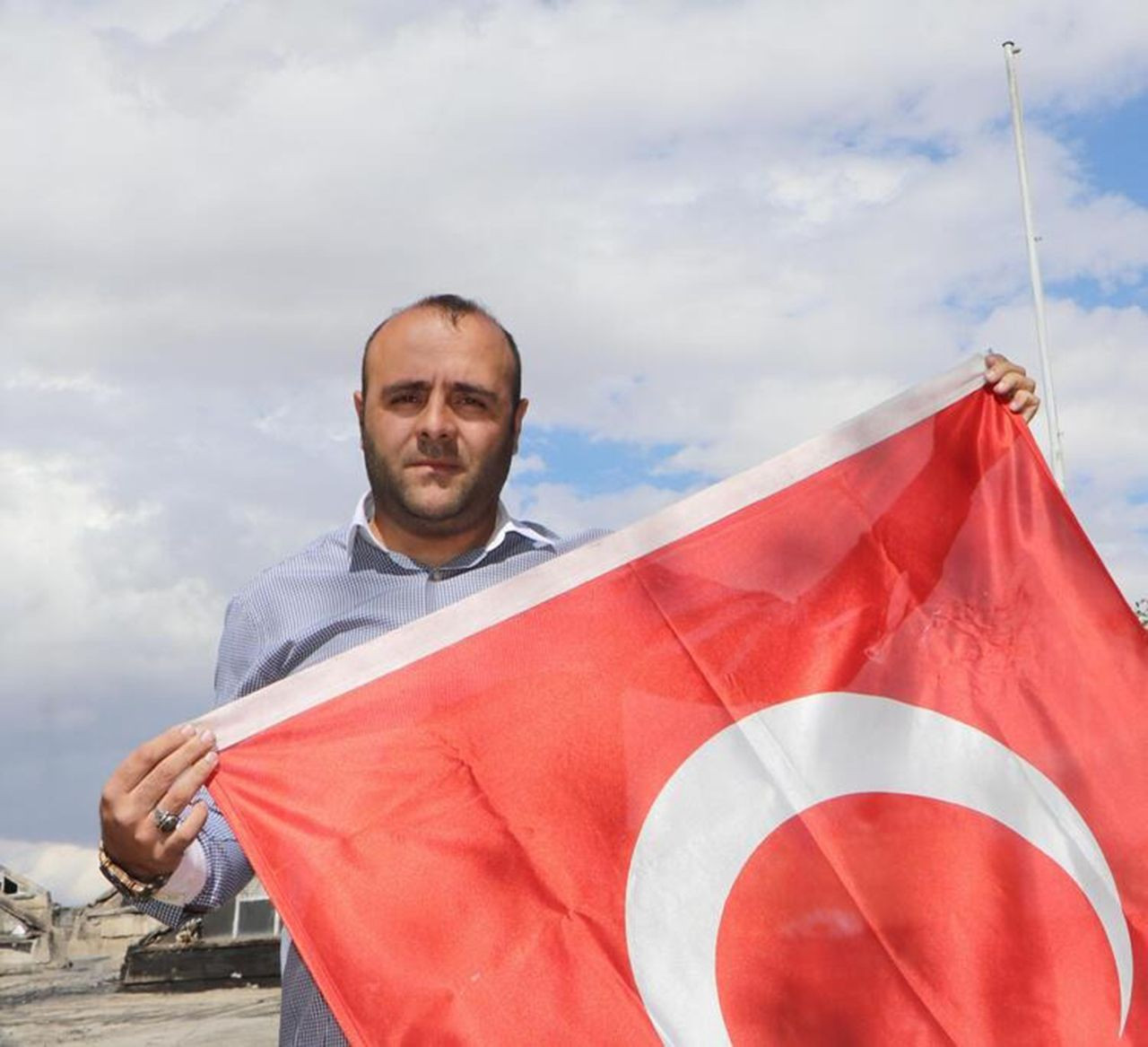 Türk Bayrağı'nı alevlerin içinde  görünce canlarını hiçe saydılar - Resim: 4