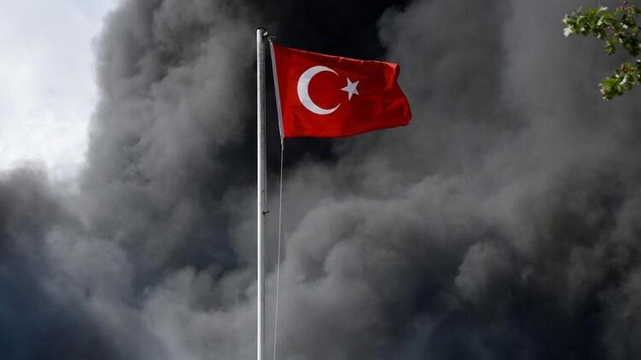Türk Bayrağı'nı alevlerin içinde  görünce canlarını hiçe saydılar