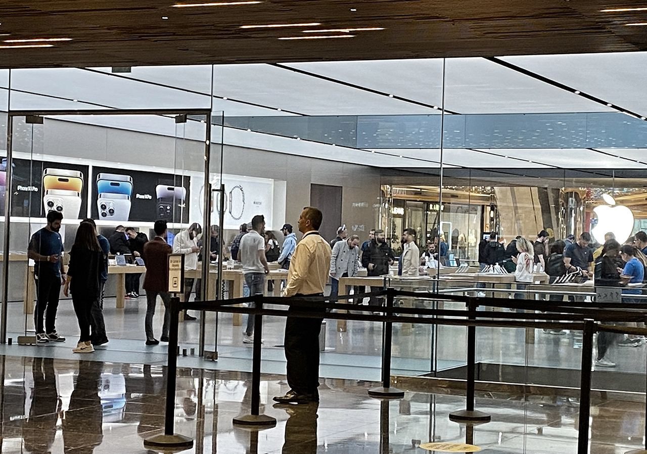 57 bin TL’lik cep telefonunu almak için kuyruğa girdiler - Resim: 2