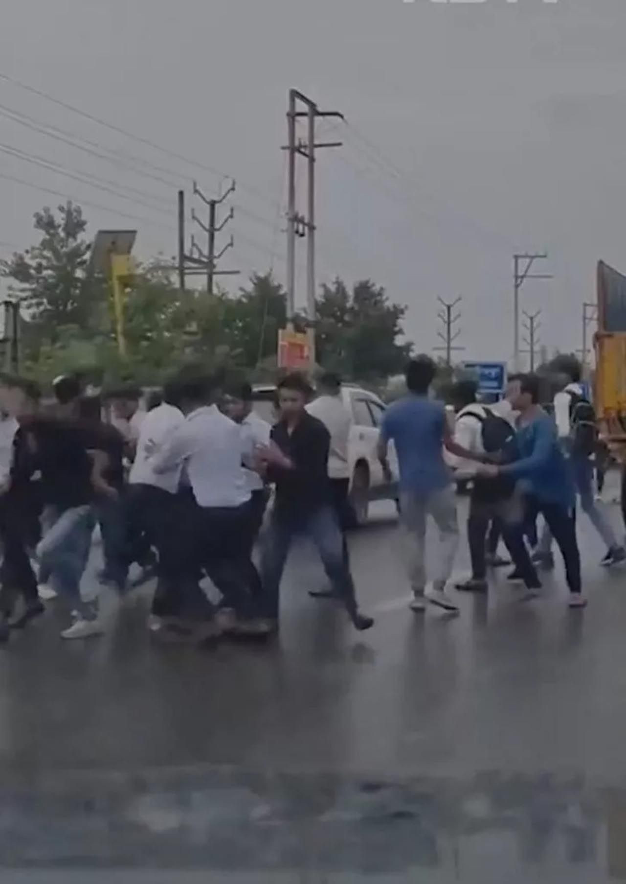 20 kişilik öğrenci grubu birbirine girdi Okulun önünde kavga çıktı - Resim: 3