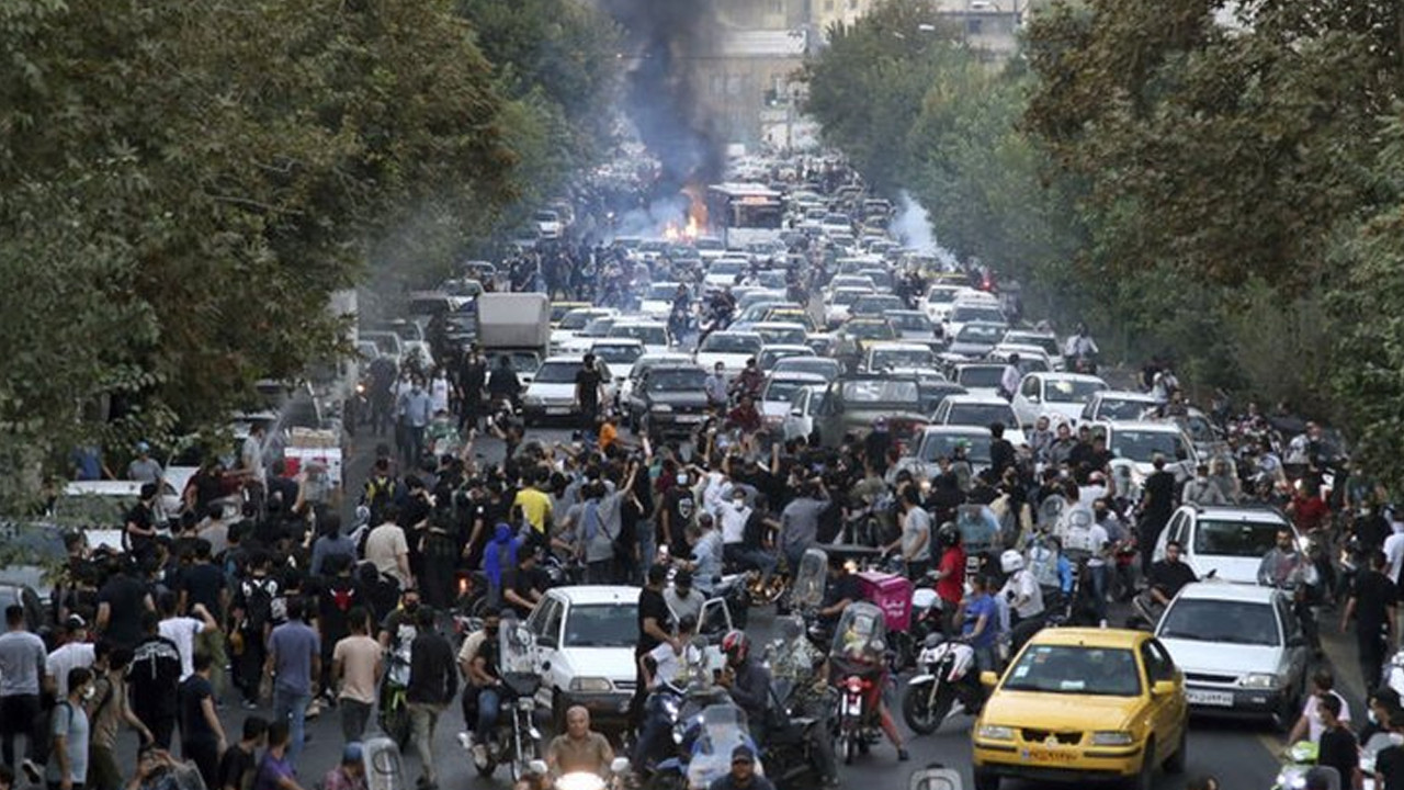 İran Cumhurbaşkanı Reisi'den protestocular için talimat