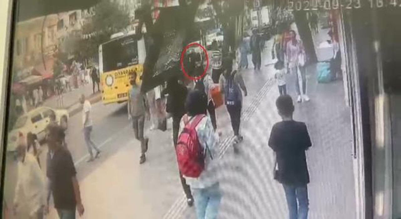 Kahreden görüntü! Talihsiz kadının elbisesi takıldı, otobüsün altında kaldı - Resim: 2