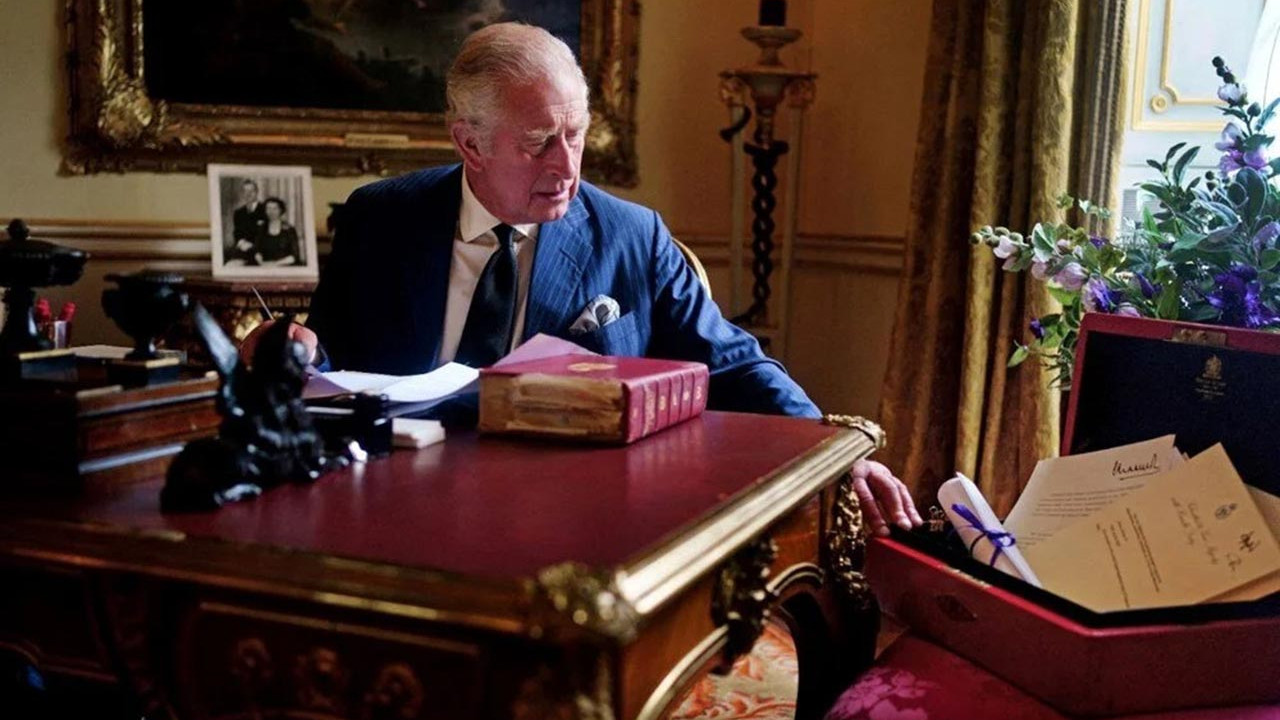İngiltere Kralı 3. Charles, meşhur kırmızı kutuyla poz verdi! İçinde neler var?