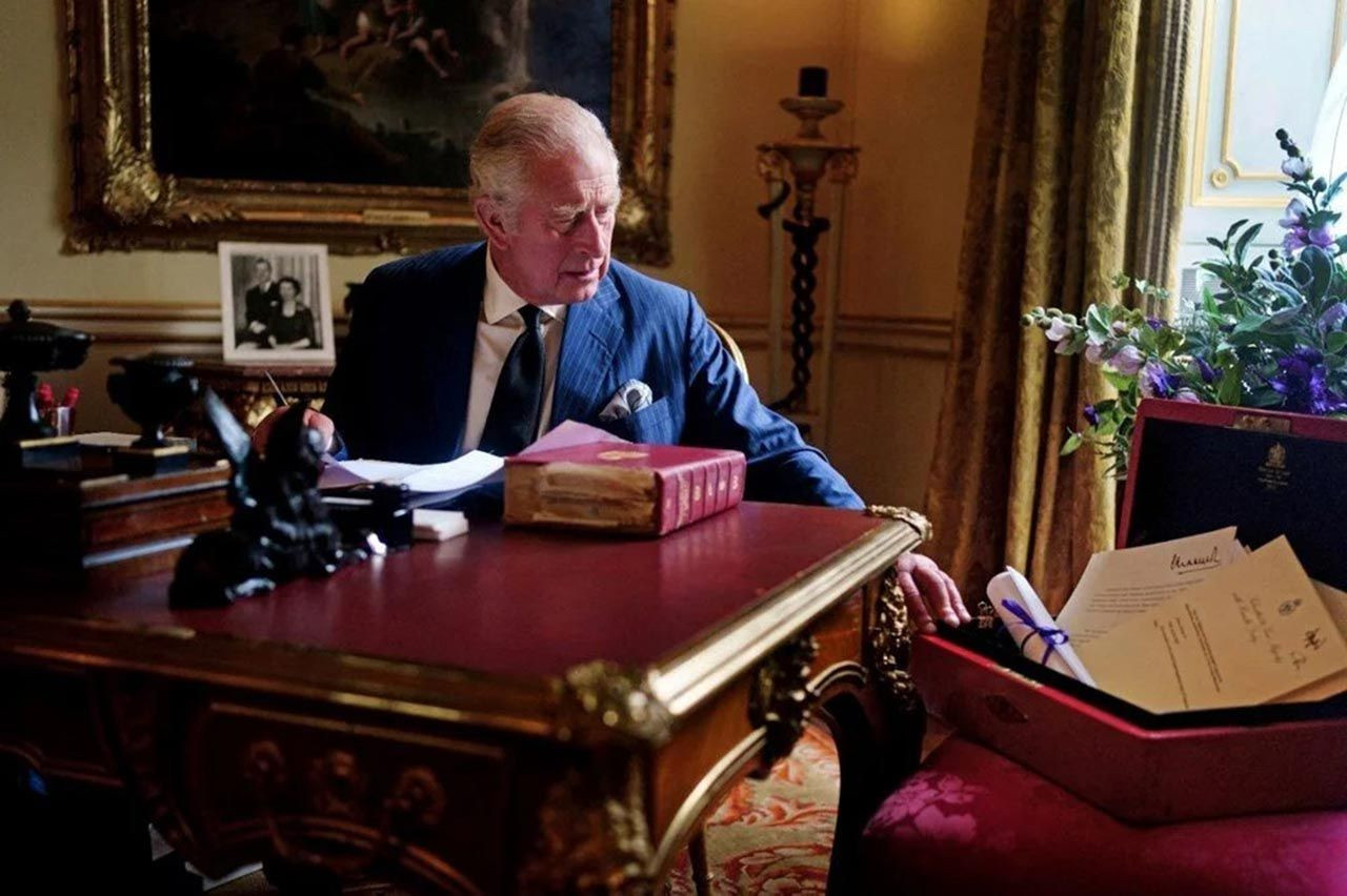 İngiltere Kralı 3. Charles, meşhur kırmızı kutuyla poz verdi! İçinde neler var? - Resim: 1
