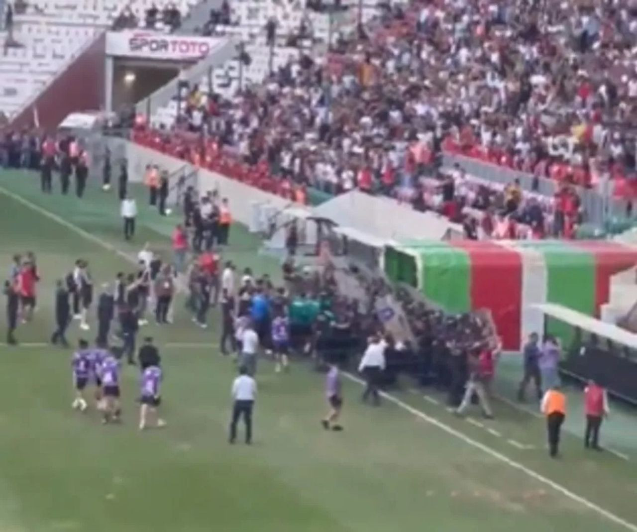 Amedspor-Bursaspor maçında terör örgütü paçavraları çıldı - Resim: 2