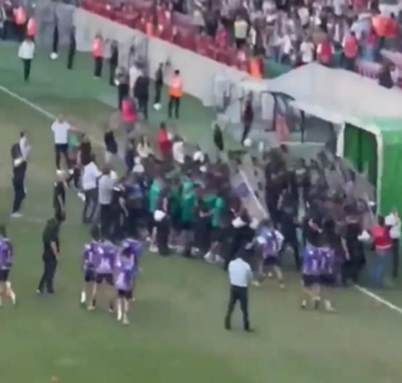 Amedspor-Bursaspor maçında terör örgütü paçavraları çıldı - Resim: 4