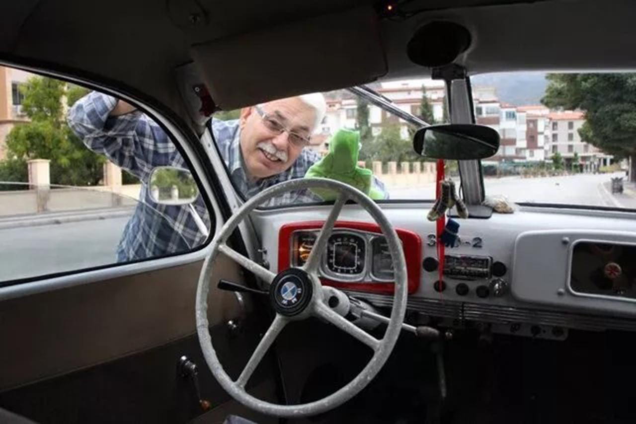 70 yıllık klasik otomobiline gözü gibi bakıyor: 1.5 milyon liralık teklifi geri çevirdi - Resim: 4
