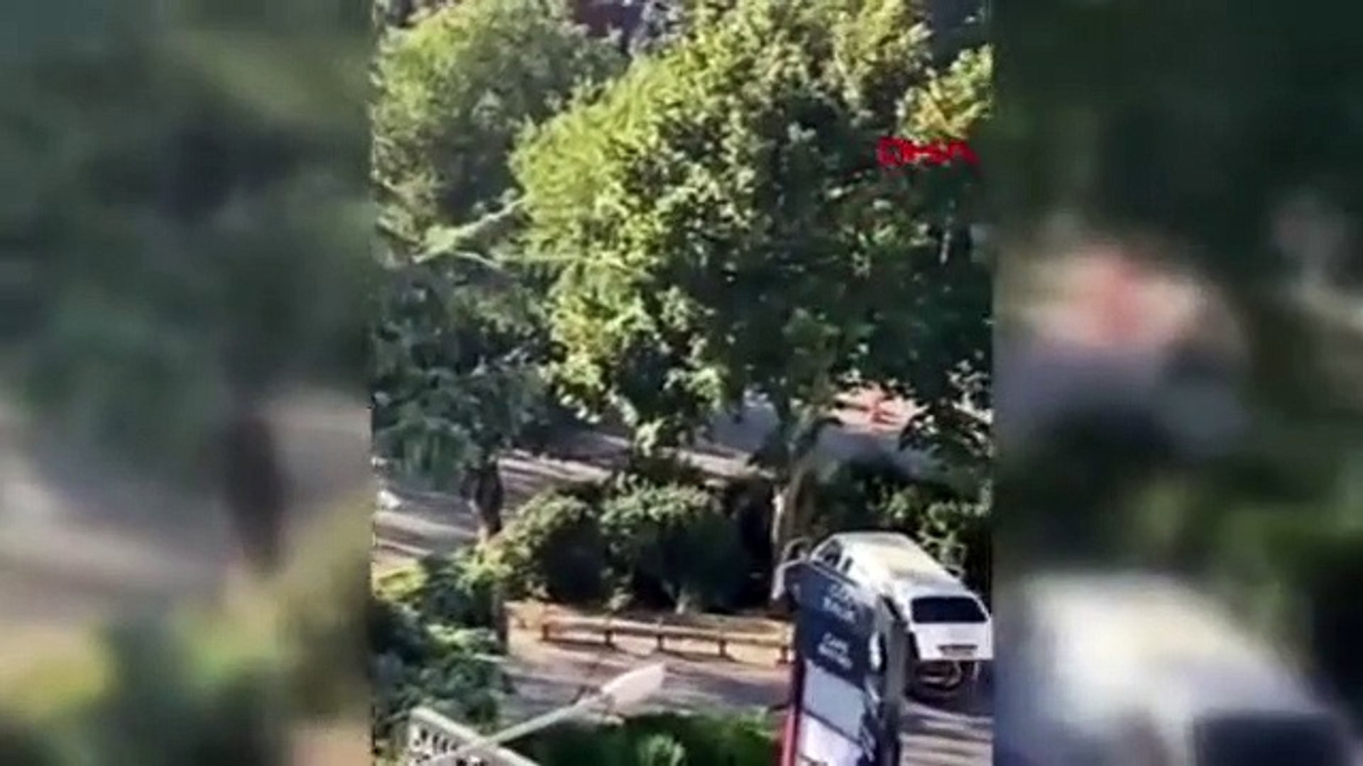 İstanbul'da hareketli anlar! Minibüsten atlayıp polisten kaçtılar