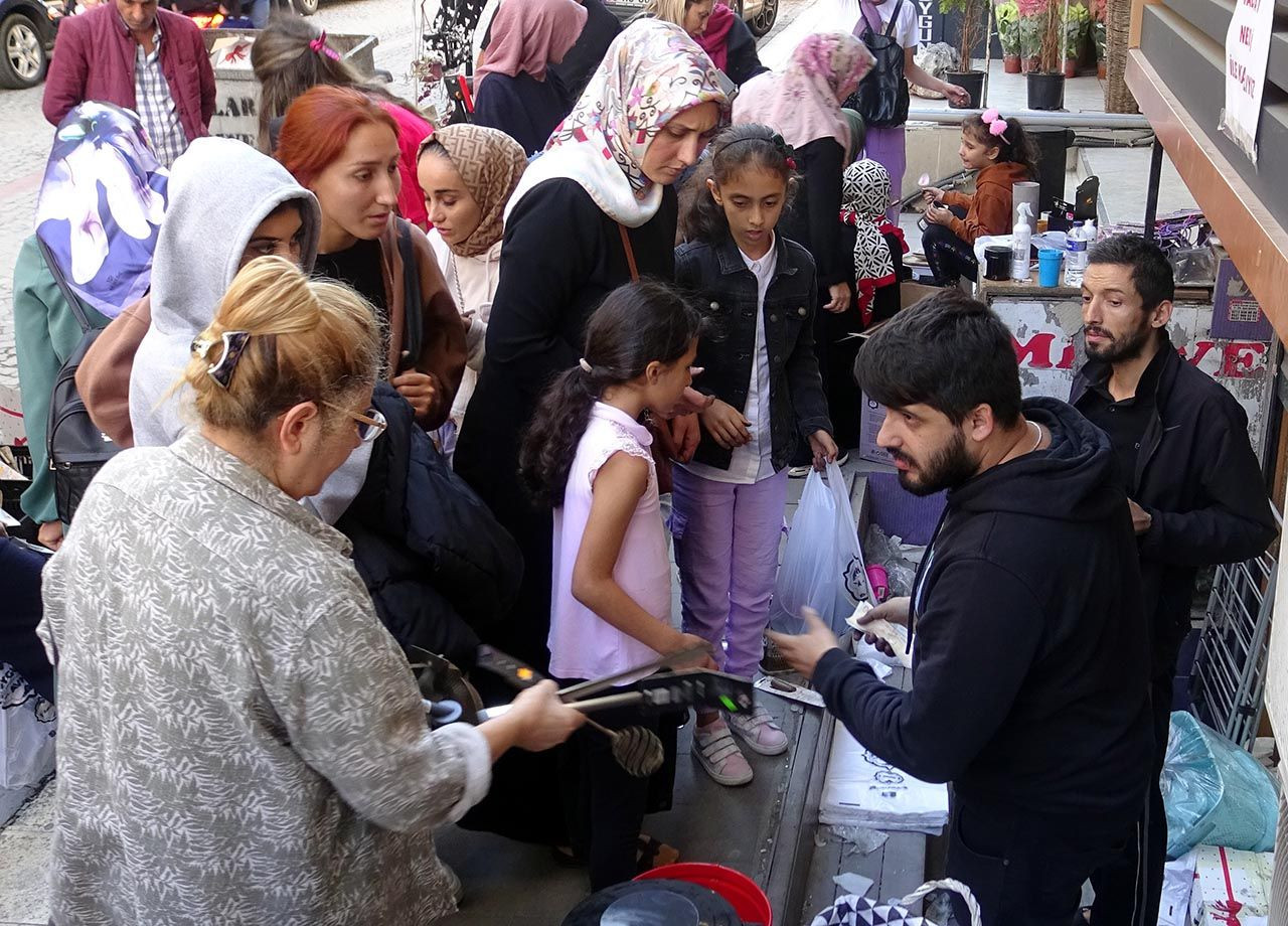 Yangın çıkan mağazanın ürünleri düşük fiyattan kapış kapış gitti - Resim: 3