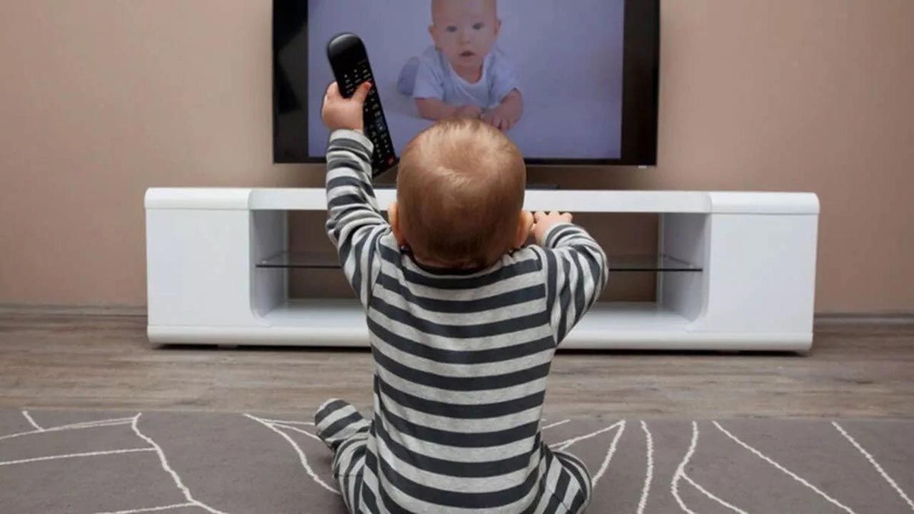 Veliler dikkat: Eğer çocuğunuz TV izlerken bunu yapıyorsa... - Resim: 4