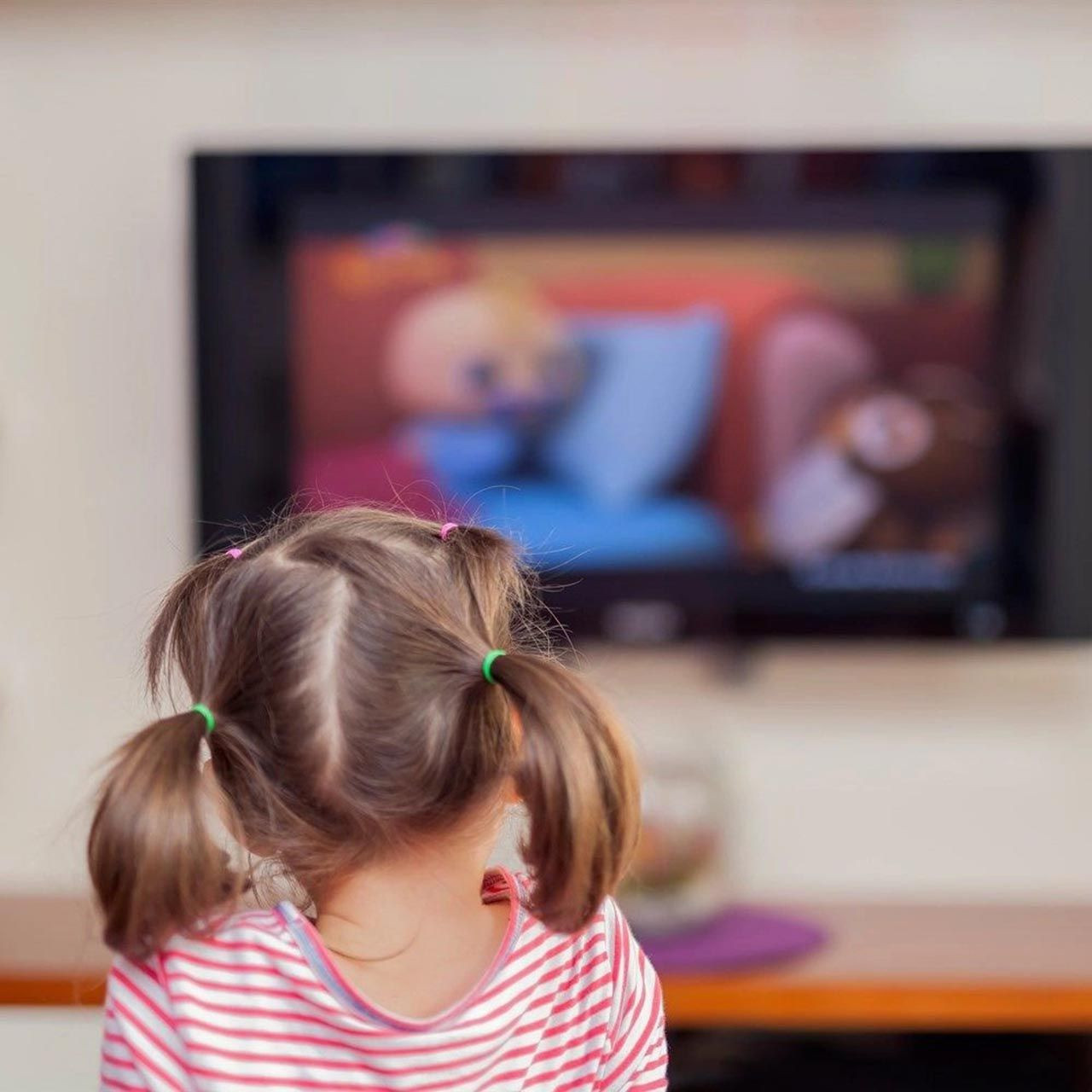 Veliler dikkat: Eğer çocuğunuz TV izlerken bunu yapıyorsa... - Resim: 1