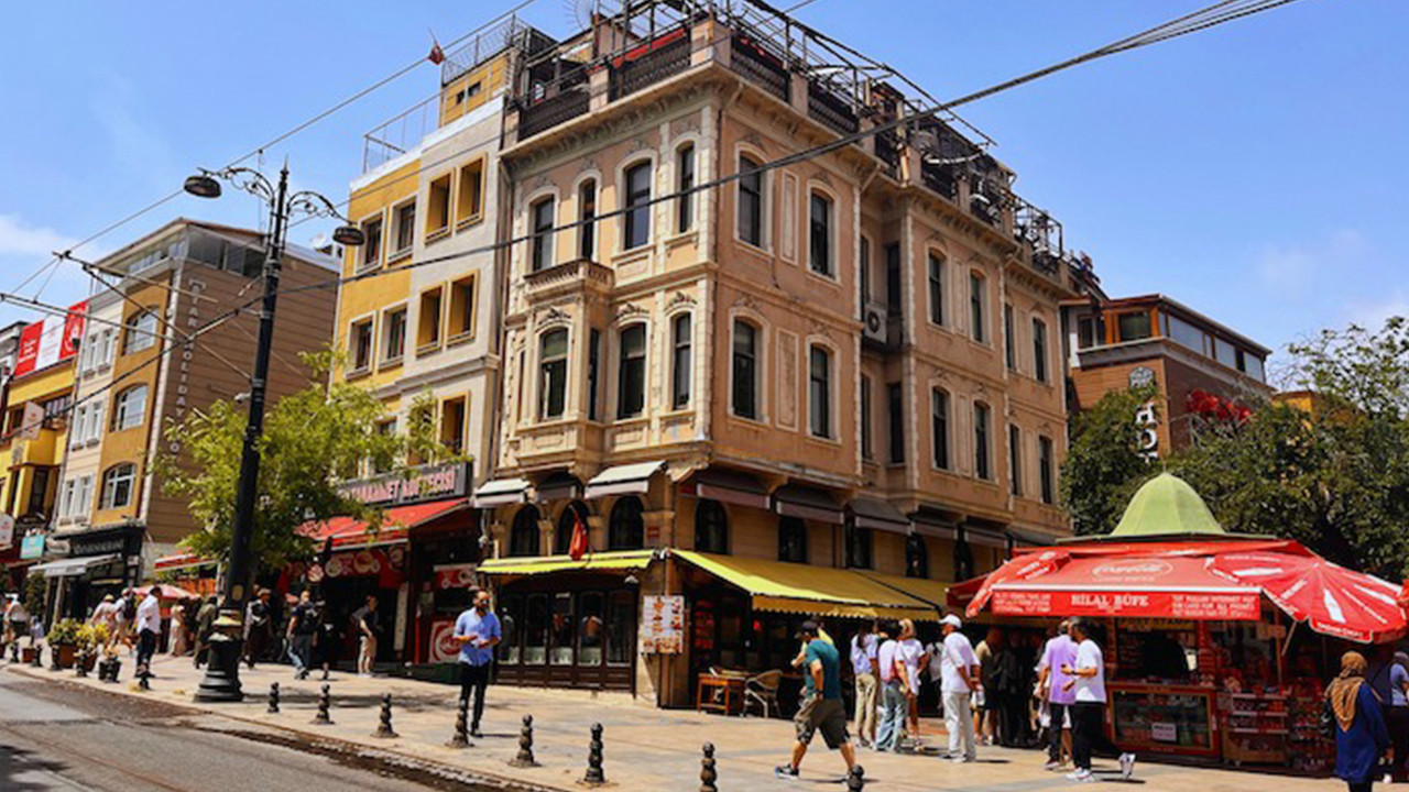 İstanbul'un göbeğindeki tarihi bina 229 milyon TL'den satışta