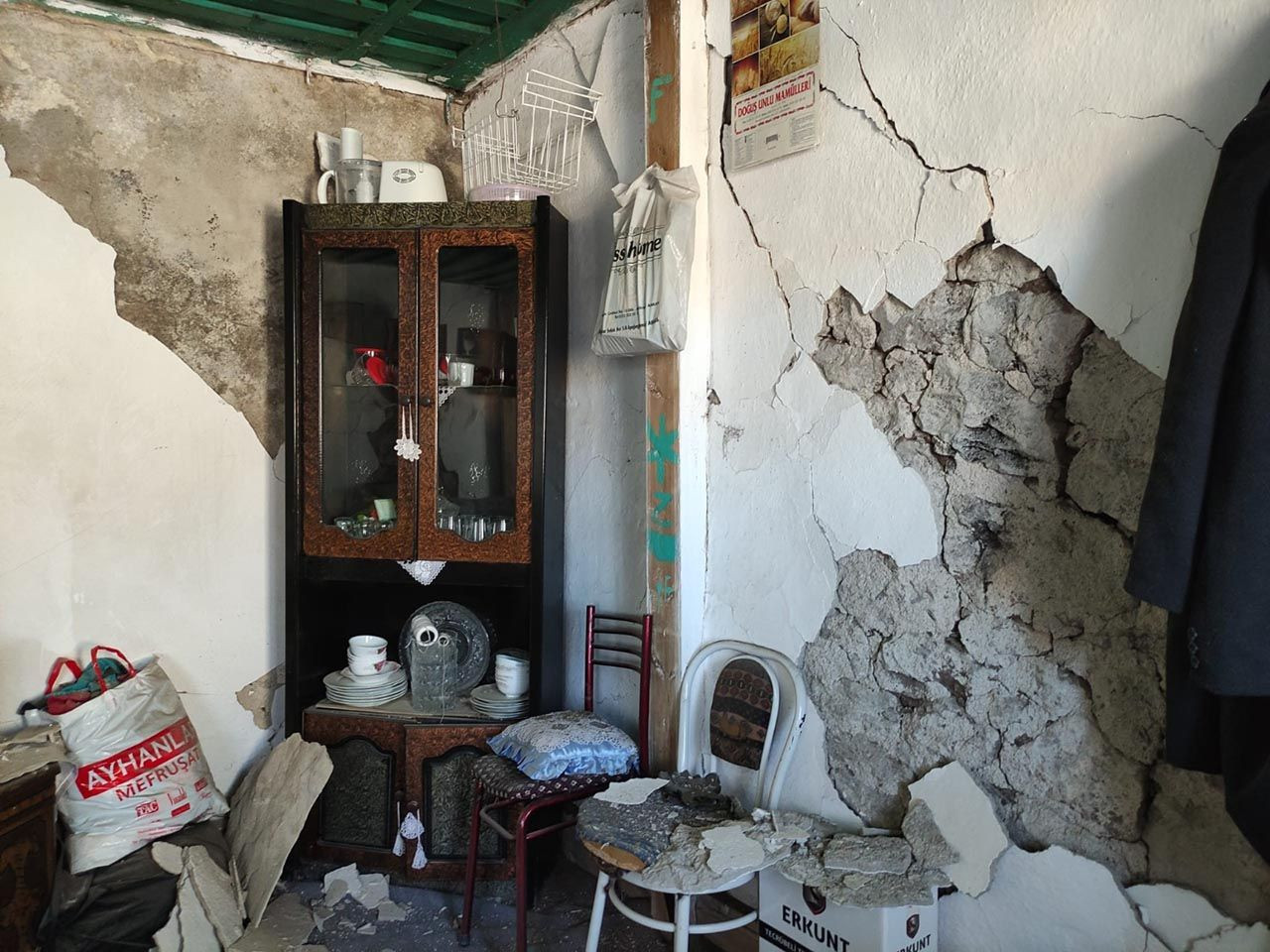 Ardahan'da 5.0'lık depremin verdiği hasar böyle görüntülendi - Resim: 2